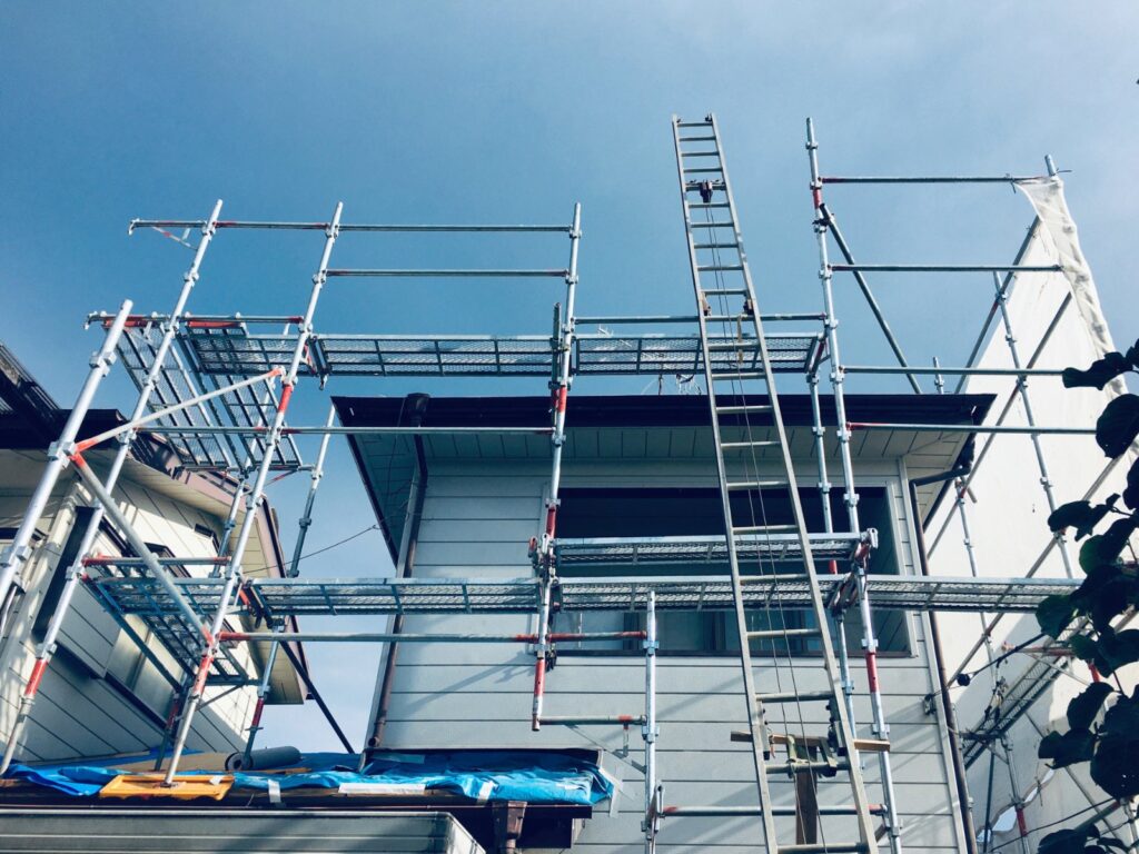 住宅を囲む工事用の足場