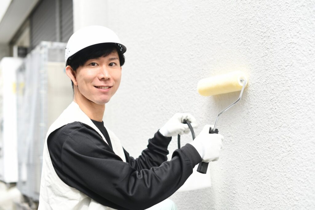 ローラーを持つ塗装職人