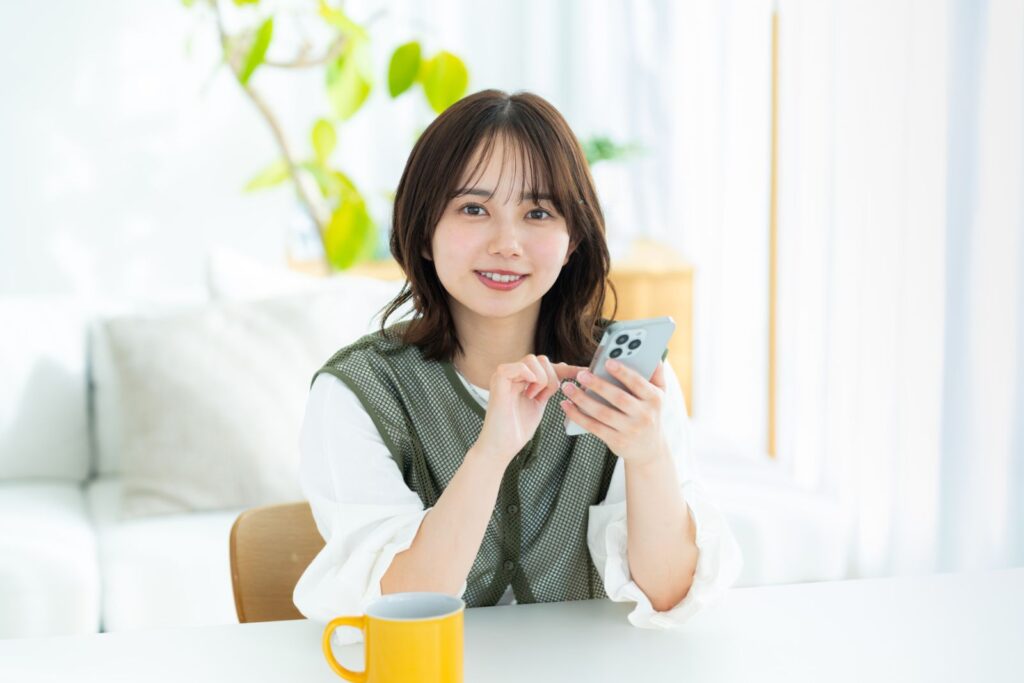 スマートフォンを操作する女性