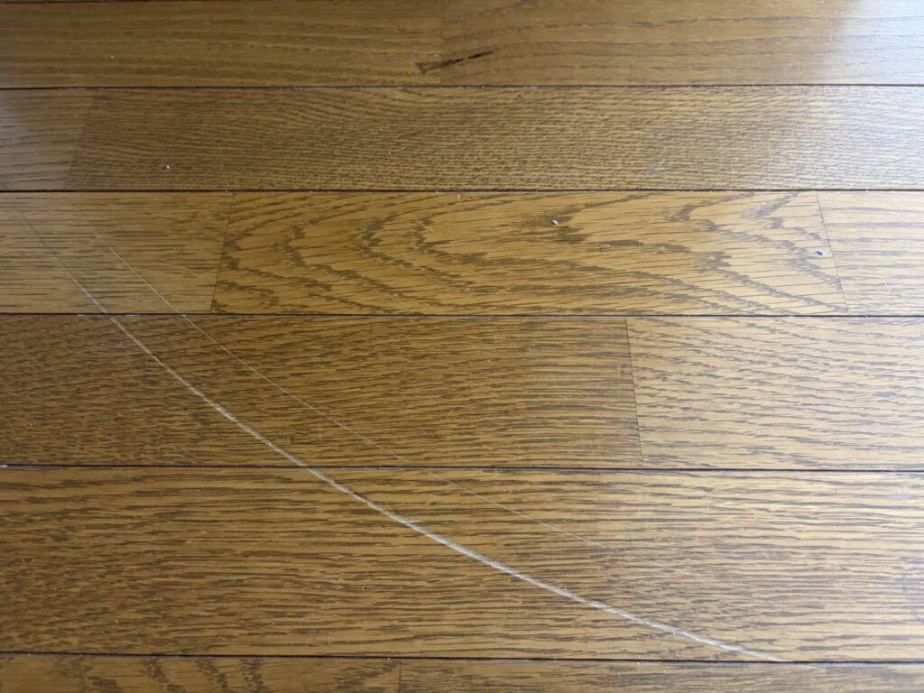 フローリングについた引っかき傷
