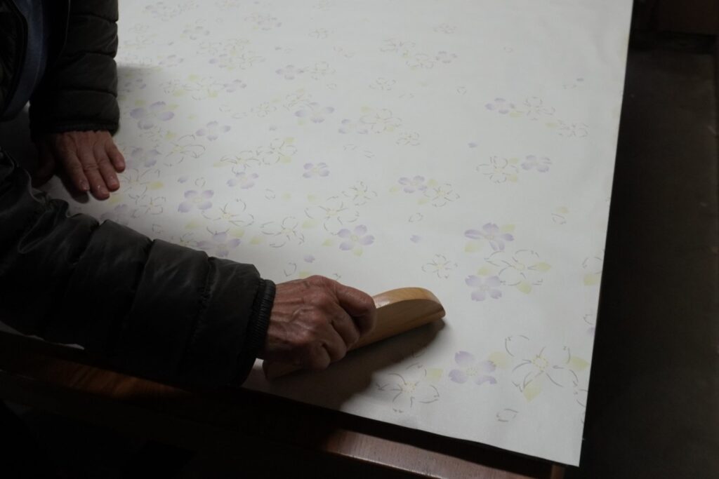襖紙を張り替える作業