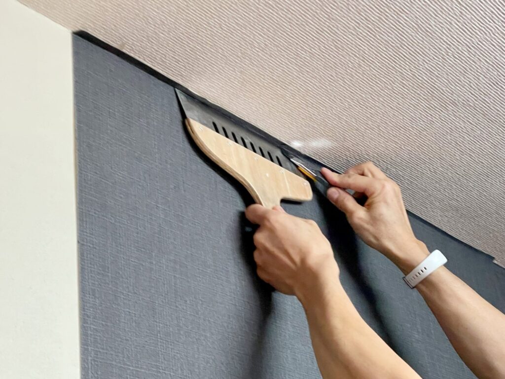 クロス(壁紙)を張る内装職人の手元