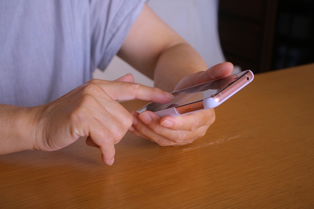 スマートフォンで生前整理を相談する様子