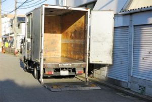 ご自宅前に養生マットを敷いて搬出準備をした回収トラック