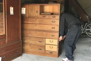 箪笥などの家具を一点ずつ査定するスタッフ