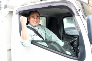 トラックで現場へ急行する暮らし110番のスタッフ
