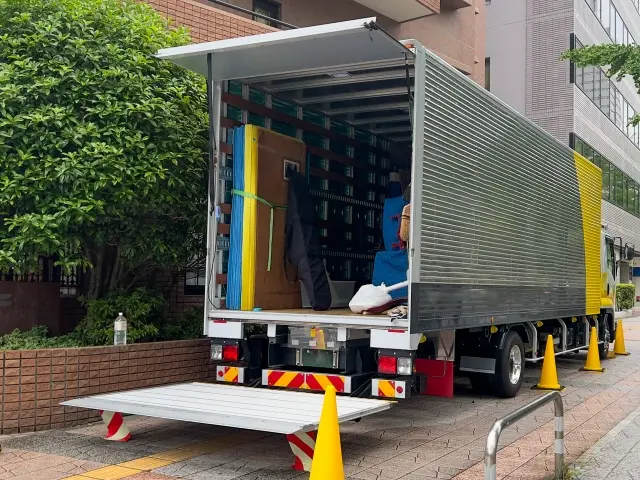 回収に向かう暮らし110番のトラック