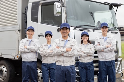 トラックの前に並ぶ暮らし110番のスタッフ