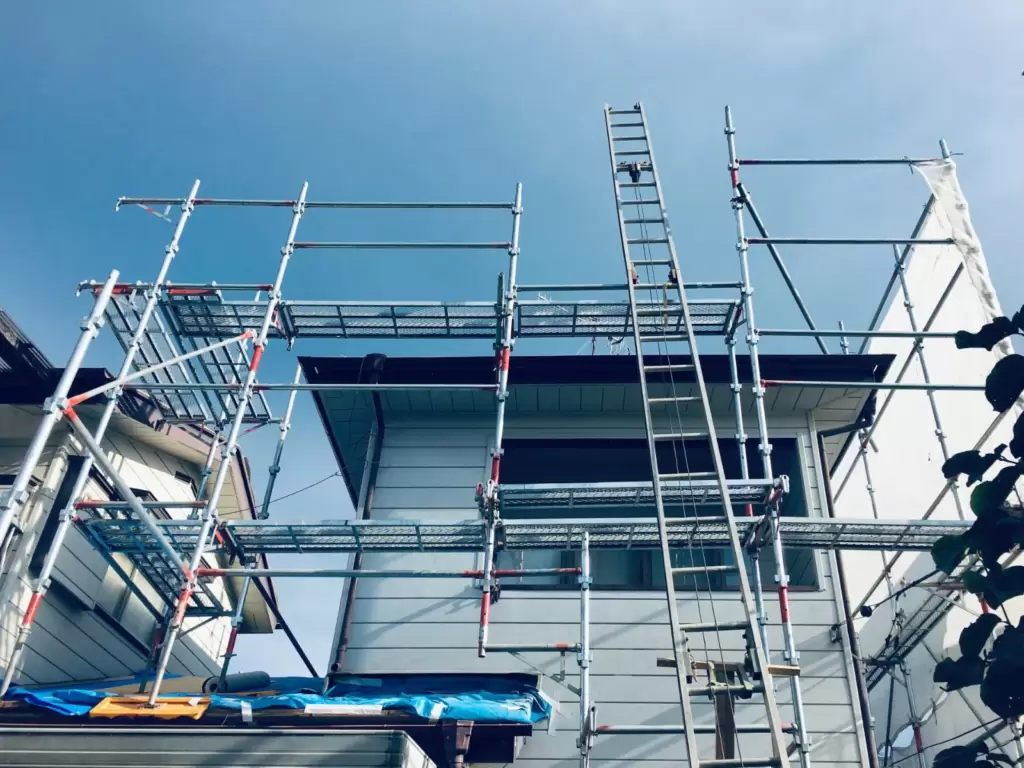 住宅を囲む屋根工事の足場