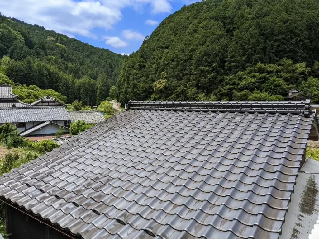 瓦屋根の住宅