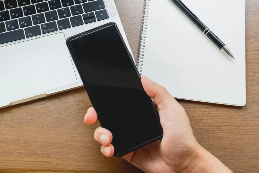 スマートフォンを持つ手元